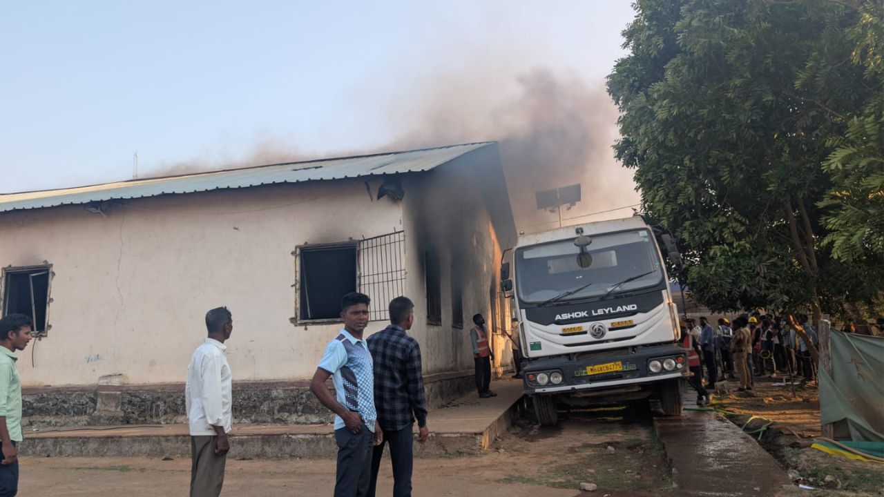 डहाणू में आश्रम स्कूल के छात्रावास में भीषण आग; 200 छात्रों का भविष्य संकट में, सारा सामान जलकर खाक