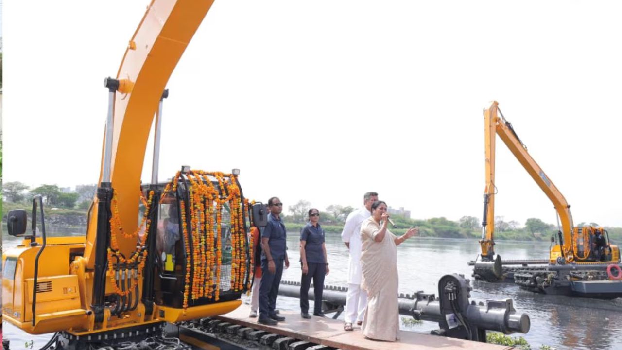 दिल्ली में शुरू हुआ हाईटेक ड्रेन सफाई अभियान उभयचर मशीनों से निकलेगी वर्षों की सिल्ट