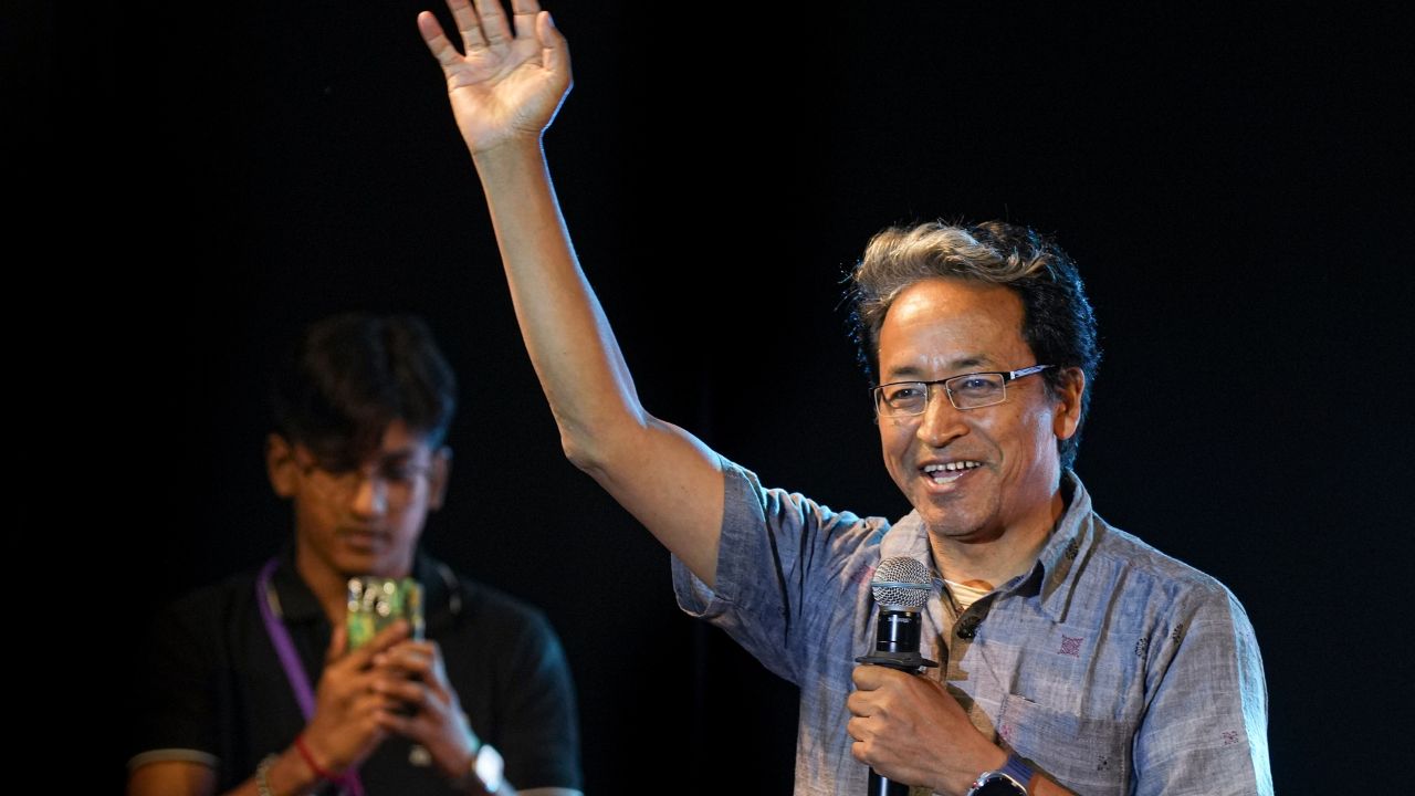 छह महीने बाद केंद्र सरकार ने सोनम वांगचुक की NSA नजरबंदी अचानक खत्म कर दी