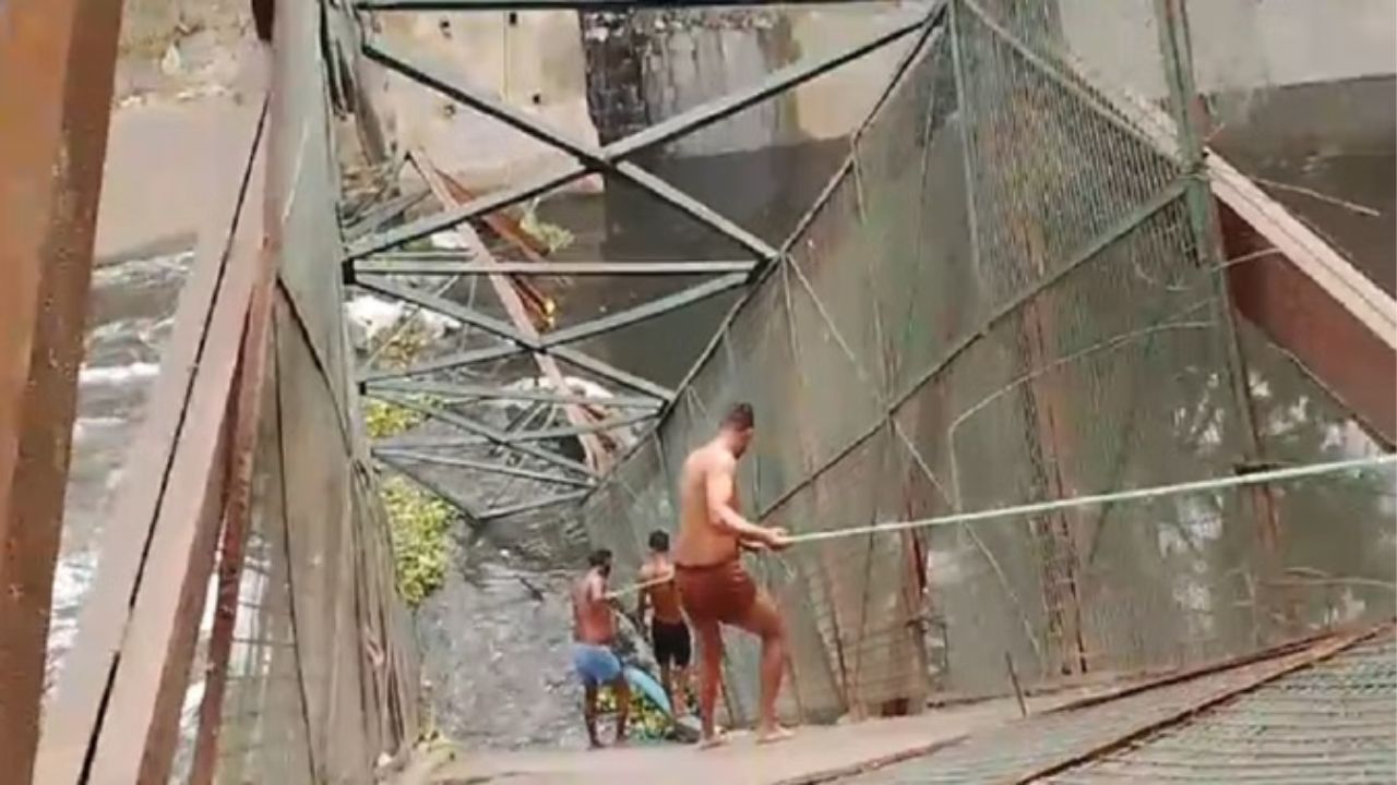 जर्जर पुल ने ली महिला की जान, बचाव टीम ने चलाया ऑपरेशन और शव बरामद किया