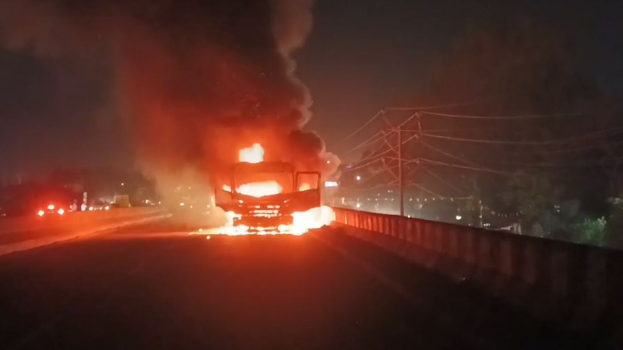 कानपुर जाजमऊ फ्लाईओवर पर ट्रक में लगी भयानक आग, राहगीरों में दहशत का माहौल