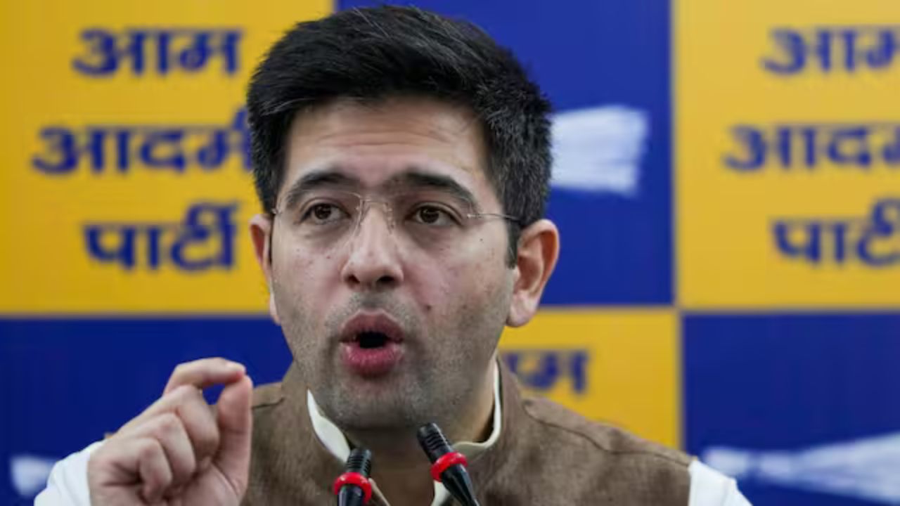 पार्टी लाइन से हटकर बोलना पड़ा भारी, राघव चड्ढा पर AAP की सख्त कार्रवाई
