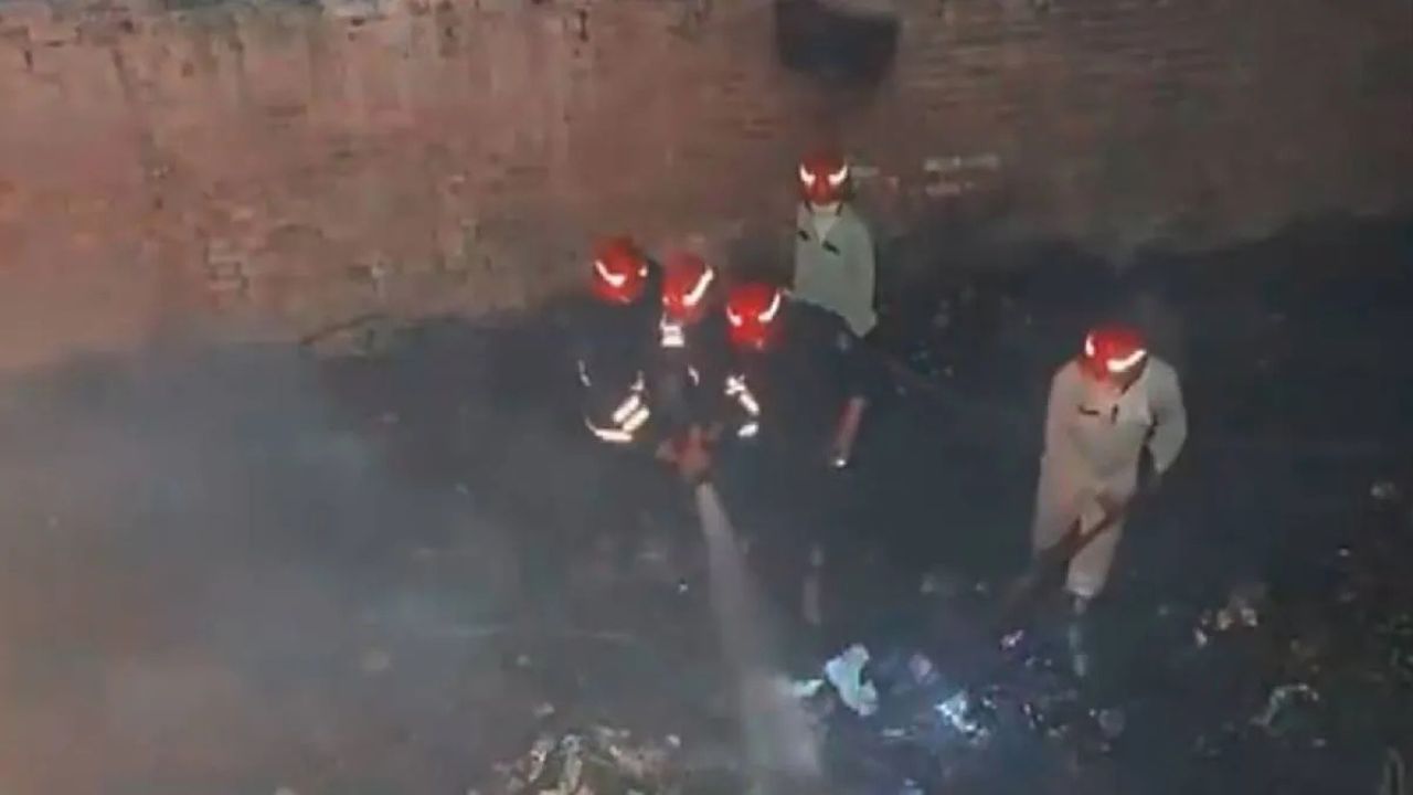 दिल्ली रोहिणी में भीषण आग से झुग्गी में तीन लोगों की दर्दनाक मौत