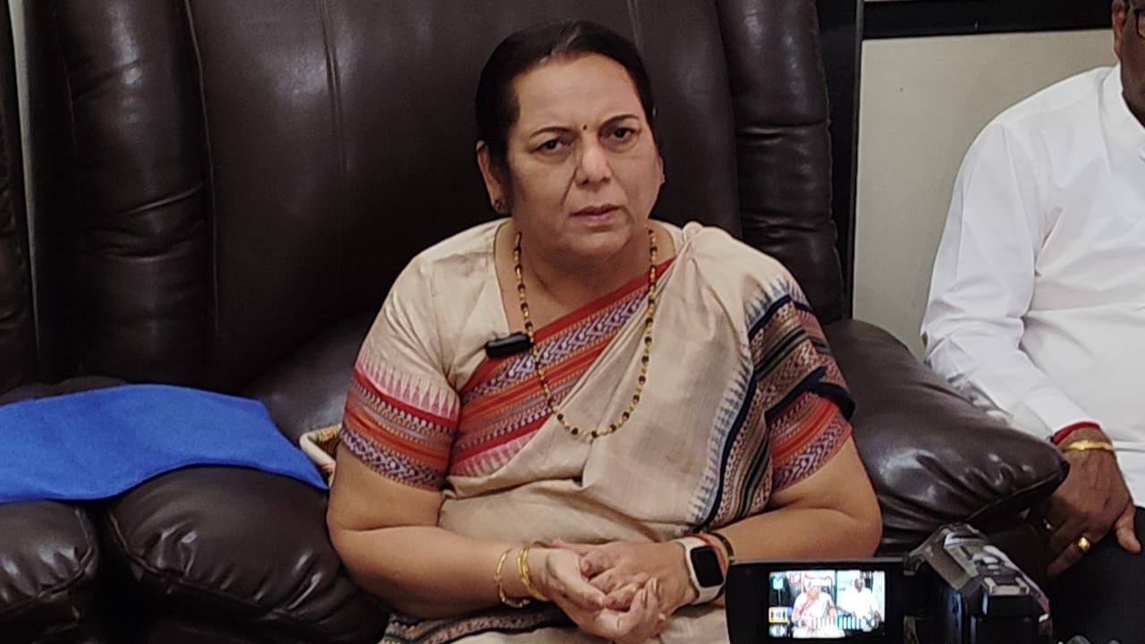 पालघर अवैध पटाखा फैक्ट्री विस्फोट मामला: विधान परिषद उपसभापति डॉ. नीलम गोऱ्हे ने किया घटनास्थल का दौरा; घायलों से मिलकर बँधाया ढाँढस