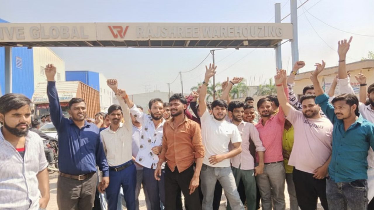 हापुड़ में वेतन बढ़ोतरी को लेकर कर्मचारियों का उग्र प्रदर्शन माहौल हुआ तनावपूर्ण