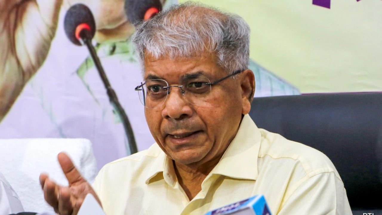 राज्यपाल के फैसले पर मचा बवाल, विजय के समर्थन में उतरे प्रकाश आंबेडकर