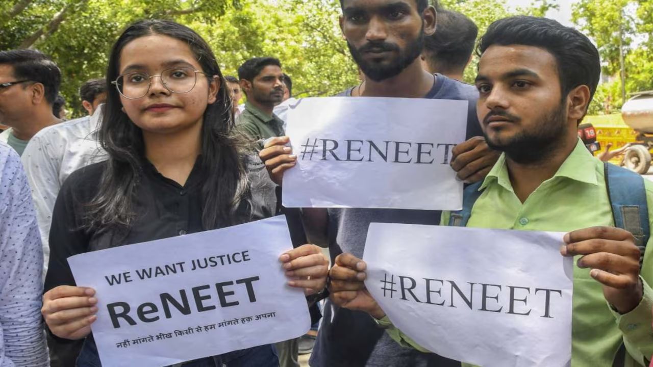 NEET री-एग्जाम में बड़ा बवाल, नागपुर के छात्र को मिला अबू धाबी सेंटर